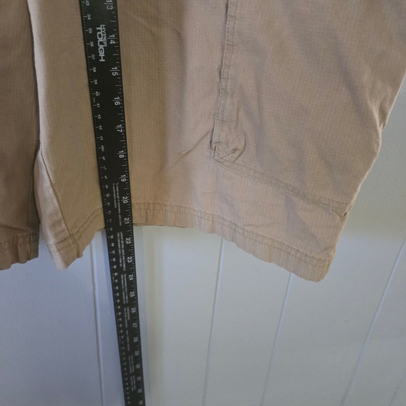 IZOD Saltwater Mens 42 Khaki Cargo Shorts Tan 100% Cotton 10.5 Inseam Casual - Picture 4 of 7
